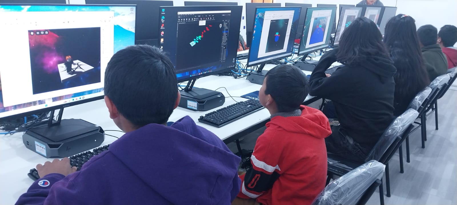 Niños aprendiendo Roblox Studio